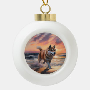 Sandy Paws Akita Dog auf Beach Sunset Keramik Kugel-Ornament