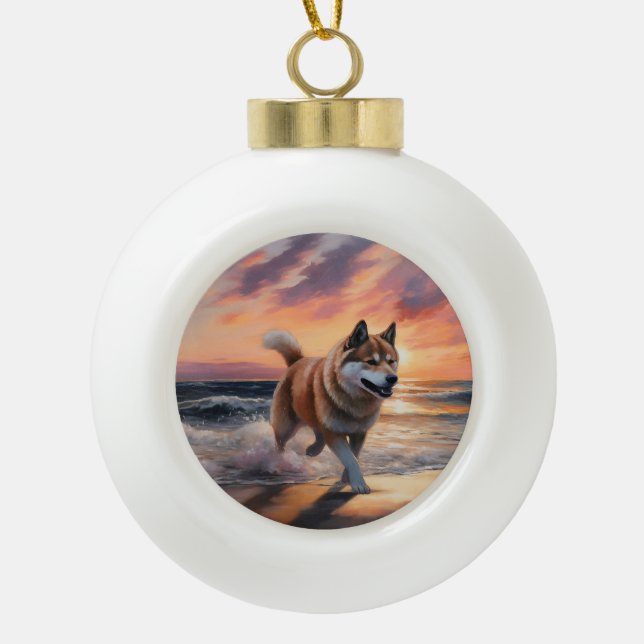 Sandy Paws Akita Dog auf Beach Sunset Keramik Kugel-Ornament (Vorderseite)