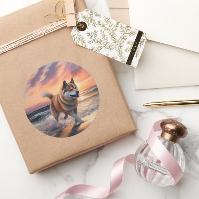 Sandy Paws Akita Dog auf Beach Sunset Runder Aufkleber (Schenken)