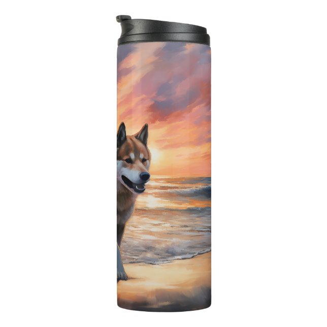 Sandy Paws Akita Dog auf Beach Sunset Thermosbecher (Nach rechts gedreht)