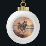 Sandy Paws Alaskan Malamute Dog on Beach Sunset Keramik Kugel-Ornament<br><div class="desc">Tauchen Sie ein in die ruhige Schönheit unseres Hundes "Sandy Paws and Sunset Hues" mit Sonnenuntergang am Strand. Diese faszinierende Szene vereint das Wesen eines perfekten Abends am Ufer, mit einem treuen Hund, der den goldenen Sand und die atemberaubenden Farben der untergehenden Sonne genießt. Ob Hundeliebhaber oder Sonnenuntergang - dieses...</div>