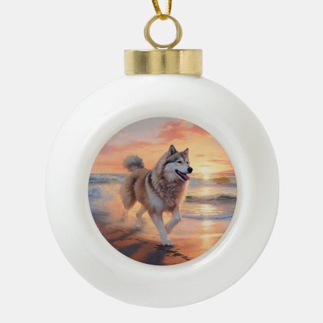 Sandy Paws Alaskan Malamute Dog on Beach Sunset Keramik Kugel-Ornament (Vorderseite)