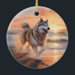 Sandy Paws Alaskan Malamute Dog on Beach Sunset Keramik Ornament<br><div class="desc">Tauchen Sie ein in die ruhige Schönheit unseres Hundes "Sandy Paws and Sunset Hues" mit Sonnenuntergang am Strand. Diese faszinierende Szene vereint das Wesen eines perfekten Abends am Ufer, mit einem treuen Hund, der den goldenen Sand und die atemberaubenden Farben der untergehenden Sonne genießt. Ob Hundeliebhaber oder Sonnenuntergang - dieses...</div>