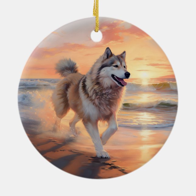 Sandy Paws Alaskan Malamute Dog on Beach Sunset Keramik Ornament (Hinten)