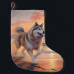 Sandy Paws Alaskan Malamute Dog on Beach Sunset Kleiner Weihnachtsstrumpf<br><div class="desc">Tauchen Sie ein in die ruhige Schönheit unseres Hundes "Sandy Paws and Sunset Hues" mit Sonnenuntergang am Strand. Diese faszinierende Szene vereint das Wesen eines perfekten Abends am Ufer, mit einem treuen Hund, der den goldenen Sand und die atemberaubenden Farben der untergehenden Sonne genießt. Ob Hundeliebhaber oder Sonnenuntergang - dieses...</div>