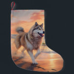 Sandy Paws Alaskan Malamute Dog on Beach Sunset Kleiner Weihnachtsstrumpf<br><div class="desc">Tauchen Sie ein in die ruhige Schönheit unseres Hundes "Sandy Paws and Sunset Hues" mit Sonnenuntergang am Strand. Diese faszinierende Szene vereint das Wesen eines perfekten Abends am Ufer, mit einem treuen Hund, der den goldenen Sand und die atemberaubenden Farben der untergehenden Sonne genießt. Ob Hundeliebhaber oder Sonnenuntergang - dieses...</div>