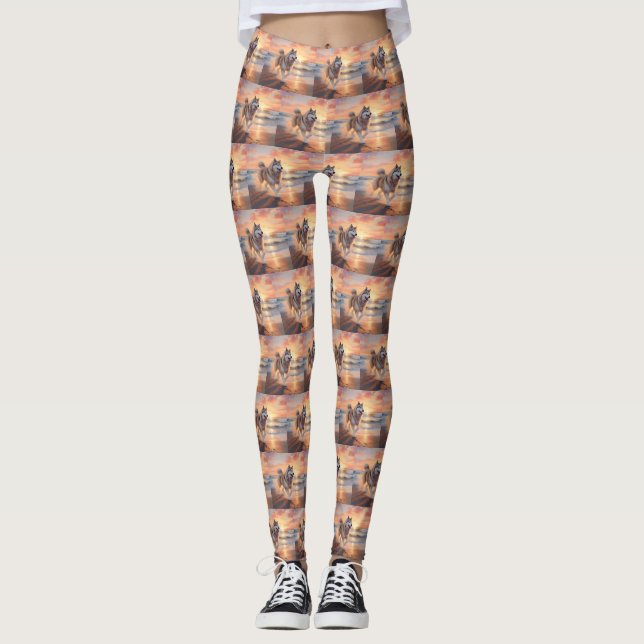 Sandy Paws Alaskan Malamute Dog on Beach Sunset Leggings (Vorderseite)