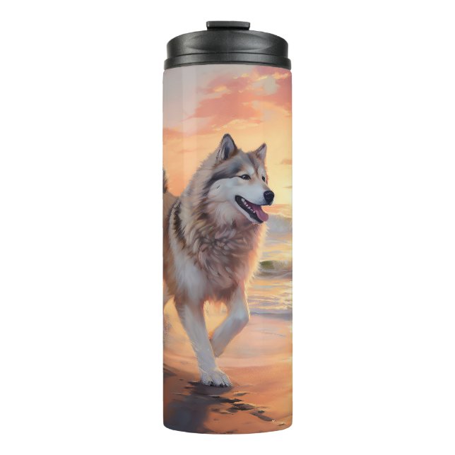 Sandy Paws Alaskan Malamute Dog on Beach Sunset Thermosbecher (Vorderseite)
