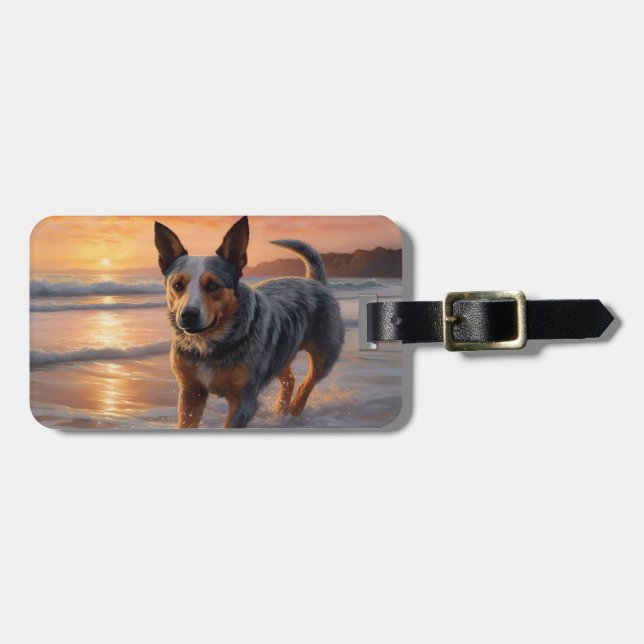 Sandy Paws Australian Cattle Dog on Beach Sunset Gepäckanhänger (Vorderseite horizontal)