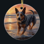 Sandy Paws Australian Cattle Dog on Beach Sunset Keramik Ornament<br><div class="desc">Tauchen Sie ein in die ruhige Schönheit unseres Hundes "Sandy Paws and Sunset Hues" mit Sonnenuntergang am Strand. Diese faszinierende Szene vereint das Wesen eines perfekten Abends am Ufer, mit einem treuen Hund, der den goldenen Sand und die atemberaubenden Farben der untergehenden Sonne genießt. Ob Hundeliebhaber oder Sonnenuntergang - dieses...</div>