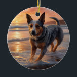 Sandy Paws Australian Cattle Dog on Beach Sunset Keramik Ornament<br><div class="desc">Tauchen Sie ein in die ruhige Schönheit unseres Hundes "Sandy Paws and Sunset Hues" mit Sonnenuntergang am Strand. Diese faszinierende Szene vereint das Wesen eines perfekten Abends am Ufer, mit einem treuen Hund, der den goldenen Sand und die atemberaubenden Farben der untergehenden Sonne genießt. Ob Hundeliebhaber oder Sonnenuntergang - dieses...</div>