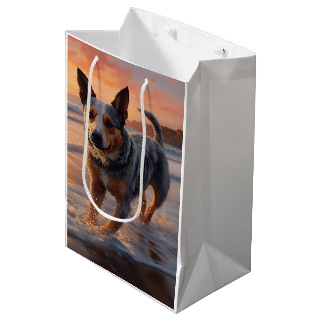 Sandy Paws Australian Cattle Dog on Beach Sunset Mittlere Geschenktüte (Vorderseite Schrägansicht)