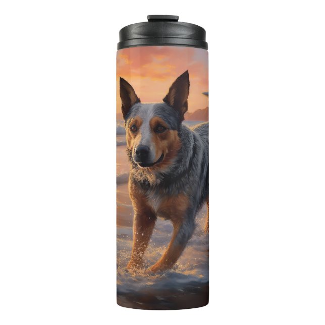 Sandy Paws Australian Cattle Dog on Beach Sunset Thermosbecher (Vorderseite)