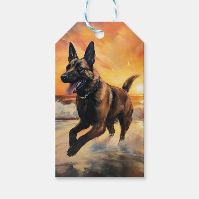Sandy Paws Belgischer Malinois Hund auf Beach Suns Geschenkanhänger (Vorderseite)