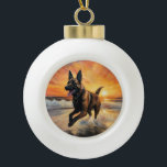 Sandy Paws Belgischer Malinois Hund auf Beach Suns Keramik Kugel-Ornament<br><div class="desc">Tauchen Sie ein in die ruhige Schönheit unseres Hundes "Sandy Paws and Sunset Hues" mit Sonnenuntergang am Strand. Diese faszinierende Szene vereint das Wesen eines perfekten Abends am Ufer, mit einem treuen Hund, der den goldenen Sand und die atemberaubenden Farben der untergehenden Sonne genießt. Ob Hundeliebhaber oder Sonnenuntergang - dieses...</div>