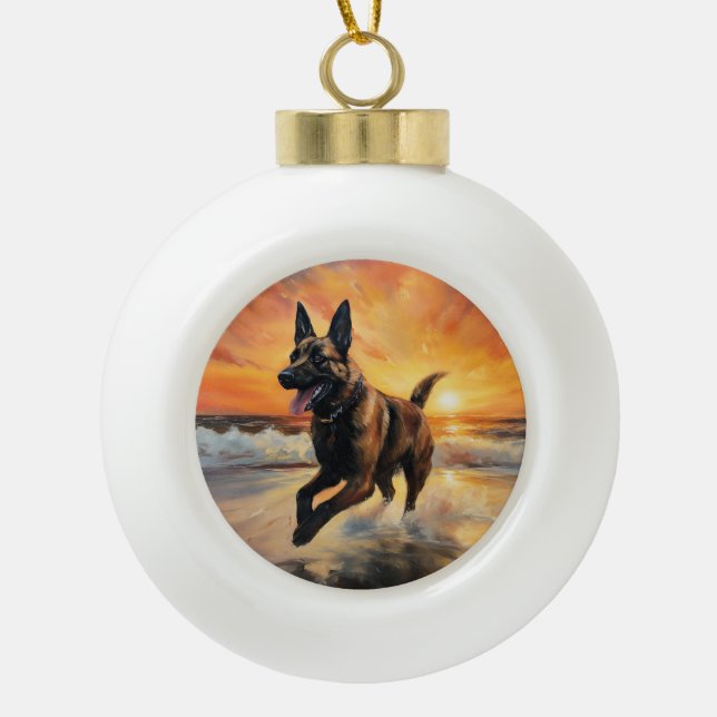 Sandy Paws Belgischer Malinois Hund auf Beach Suns Keramik Kugel-Ornament (Vorderseite)