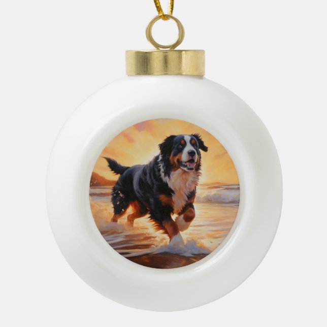 Sandy Paws Bernese Mountain Dog on Beach Sunset Keramik Kugel-Ornament (Vorderseite)