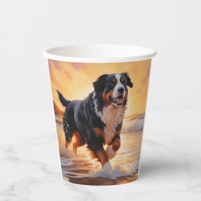 Sandy Paws Bernese Mountain Dog on Beach Sunset Pappbecher (Vorderseite)