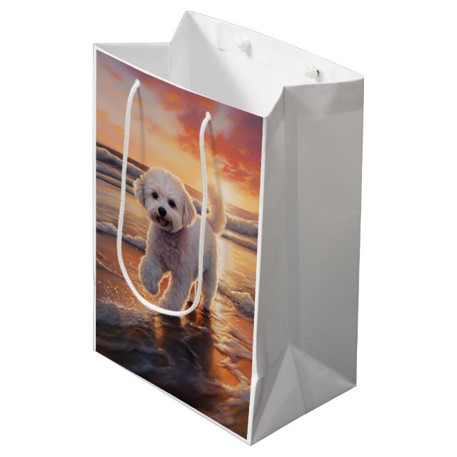 Sandy Paws Bichon Frise Dog on Beach Sunset Mittlere Geschenktüte (Vorderseite Schrägansicht)