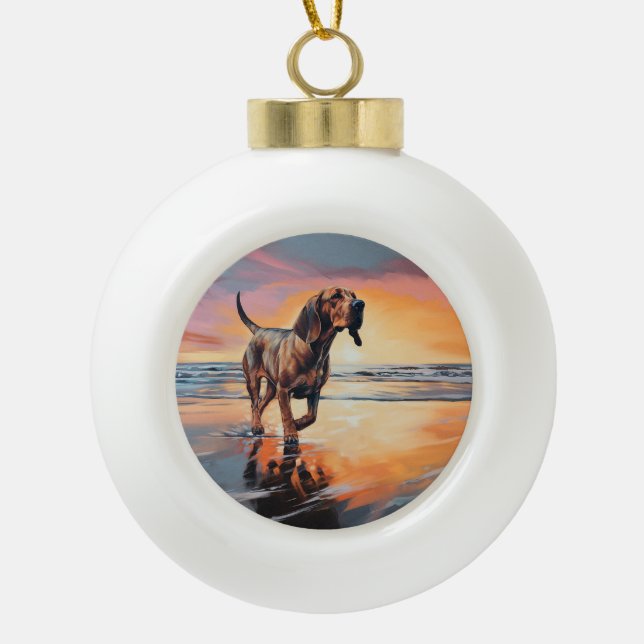 Sandy Paws Bloodhound Dog on Beach Sunset Keramik Kugel-Ornament (Vorderseite)
