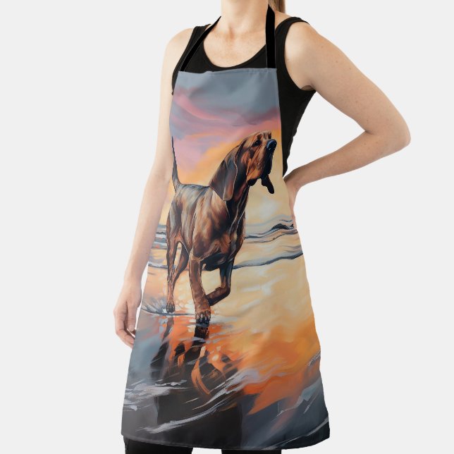 Sandy Paws Bloodhound Dog on Beach Sunset Schürze (InSitu)