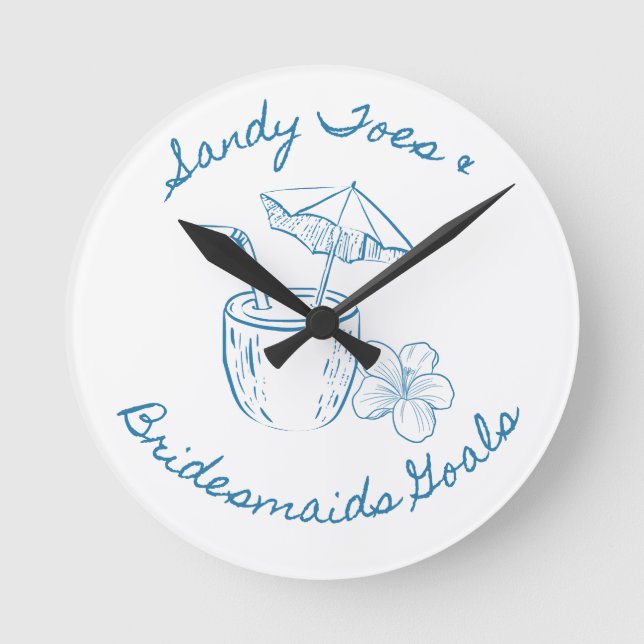 Sandy Toe & Bridesmaids Goals Coastal Bachelorette Runde Wanduhr (Vorderseite)