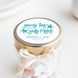 Sandy Toes, Salty Kisses Hochzeit in Urlaubsort Fe Runder Aufkleber<br><div class="desc">Dieses Stranddesign ist perfekt für Ihre Hochzeit in Urlaubsort geeignet und bietet "sandige Zehen und salzige Küsse" in aquamariner tropischer Schrift mit zwei Seestern. Personalisieren Sie mit Ihren Namen und Hochzeitsdatum unten.</div>
