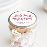 Sandy Toes, Salty Kisses Hochzeit in Urlaubsort Fe Runder Aufkleber<br><div class="desc">Dieses Stranddesign ist perfekt für Ihre Hochzeit in Urlaubsort geeignet und bietet "sandige Zehen und salzige Küsse" in tropisch rosa Schrift mit zwei Seestern. Personalisieren Sie mit Ihren Namen und Hochzeitsdatum unten.</div>