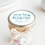 Sandy Toes, Salty Kisses Hochzeit in Urlaubsort Fe Runder Aufkleber<br><div class="desc">Dieses Stranddesign ist perfekt für Ihre Hochzeit in Urlaubsort geeignet und bietet "sandige Zehen und salzige Küsse" in tropisch türkisblauen Buchstaben mit zwei Seestern. Personalisieren Sie mit Ihren Namen und Hochzeitsdatum unten.</div>