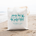 Sandy Toes & Salty Kisses Hochzeit in Urlaubsort Tragetasche<br><div class="desc">Dieses Strandsommer-Design ist ein perfekter Gaumen oder Begrüßungsbeutel für Ihre Hochzeit in Urlaubsort und bietet "sandige Zehen und salzige Küsse" in aquamariner Schrift mit zwei Seestern. Personalisieren Sie mit Ihren Namen und Hochzeitsdatum unten.</div>