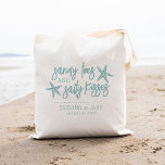 Sandy Toes & Salty Kisses Hochzeit in Urlaubsort Tragetasche<br><div class="desc">Dieses Strandsommer-Design ist ein perfekter Gaumen oder Begrüßungsbeutel für Ihre Hochzeit in Urlaubsort und bietet "sandige Zehen und salzige Küsse" in aquamariner Schrift mit zwei Seestern. Personalisieren Sie mit Ihren Namen und Hochzeitsdatum unten.</div>