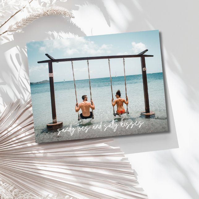 Sandy Toes Salty Kisses Wedding Save the Date Ankündigungspostkarte (Sandy Toes Salty Kisses Wedding Save the Date)
