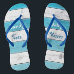 Sandy Tos Salty Kisses Flip Flops<br><div class="desc">Diese niedlichen Flip-Flops sind mit dem Sprichwort "Sandy Toes Salty Kisses" auf einem türkisfarbenen und weiß gestreiften Hintergrund versehen,  was sie zu einem perfekten Hochzeitszubehör für Braut oder Gastgeschenk Hochzeit für die tropische,  Strand-,  Wassersport- oder Hochzeit in Urlaubsort macht. Scrollen Sie nach unten,  um die Tankdecke zu sehen.</div>