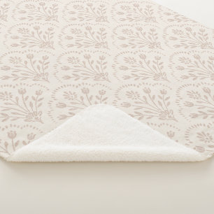 Sanft gedämpftes Taupe- und Beige-Blumen-Rankenmus Sherpadecke