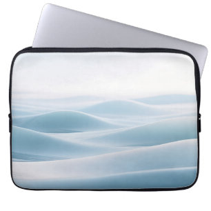 Sanfte Blaue Schneehügel Winterliche Ruhe Laptopschutzhülle