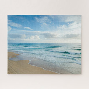 Sanfte blaue Wellen rollen auf dem Sandstrand, Fam Puzzle