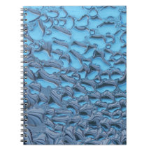 Sanfte Regentropfen auf blauem Glastapitel