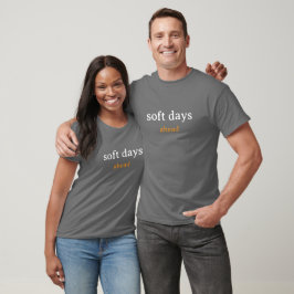 Sanfte Tage voraus – Minimale Kleinschreibung-Typo T-Shirt