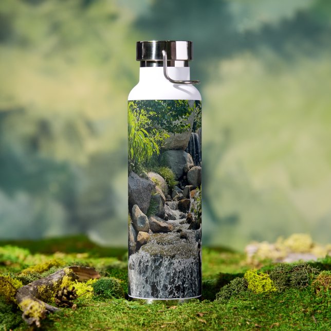 Sanfte Wasserfall Szene Ruhe Naturwald Schönheit Trinkflasche (Außenbereich)