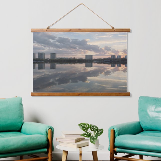 Sanfter Horizont – Stille Reflexion Wandteppich Mit Holzrahmen (Wohnzimmer)