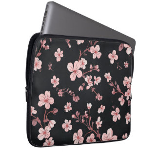 Sanftes Babyrosa Mini-Sakura-Muster auf Schwarz -  Laptopschutzhülle