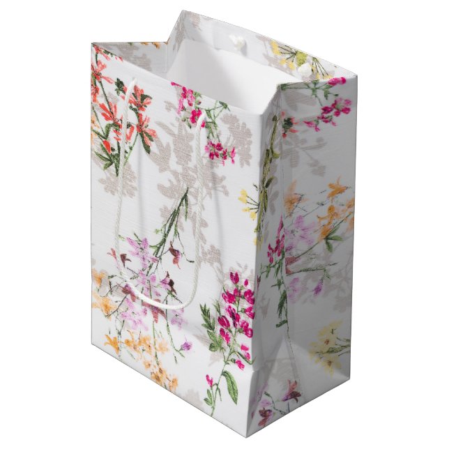 Sanftes Blumenmuster Mittlere Geschenktüte (Vorderseite Schrägansicht)