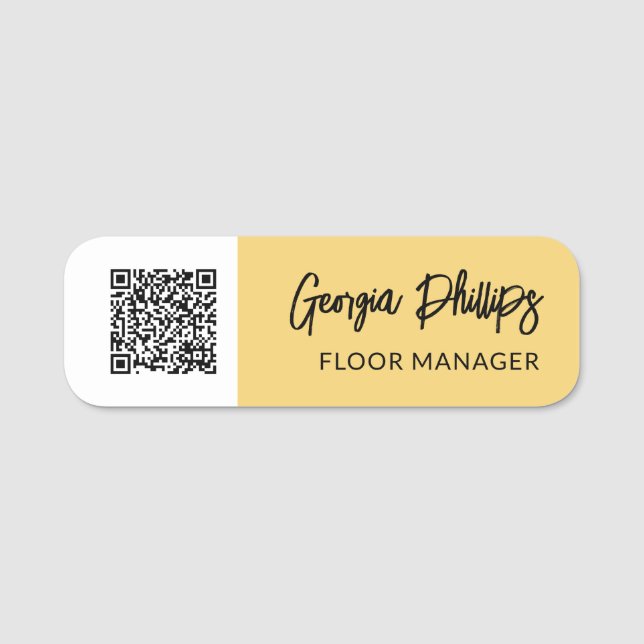 Sanftes Gelb & Weiß QR-Code-Pinsel Schrift Namensschild (Vorderseite)