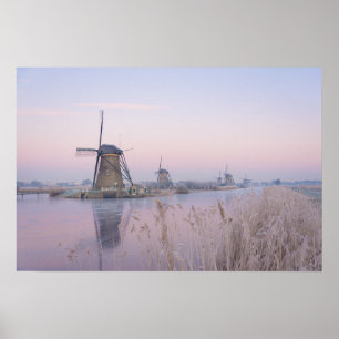 Sanftes Morgenlicht im Winter über Windmühlen Poster