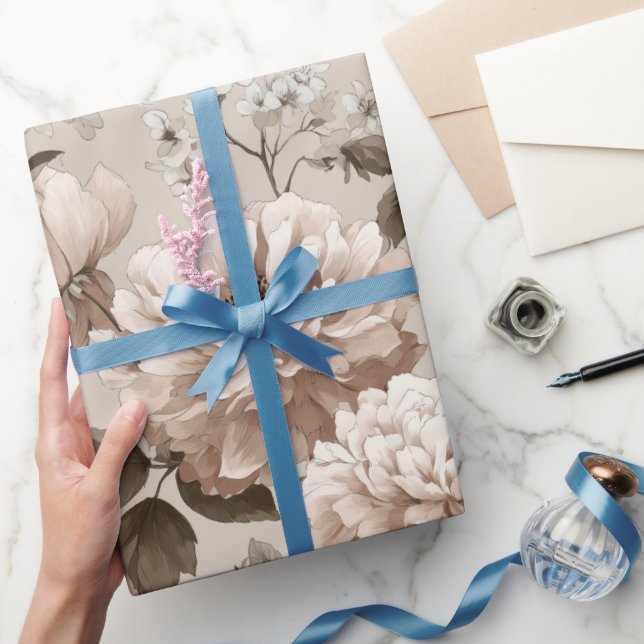 Sanftes Neutrales Rosa Beiges Blumenmuster Geschenkpapier (Schenken)