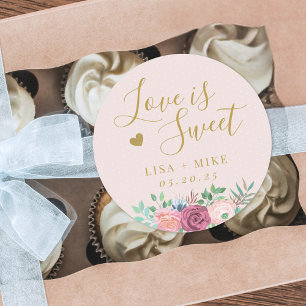 Sanftes Rosa und Florale Liebe ist süße Hochzeit Runder Aufkleber
