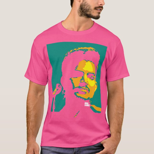 Sänger Adam Lambert. Adam Mitchel Lambert. An Amer T-Shirt (Vorderseite)