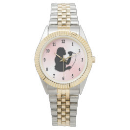 Sängerin mit schwarzen Zahlen rosa Armbanduhr