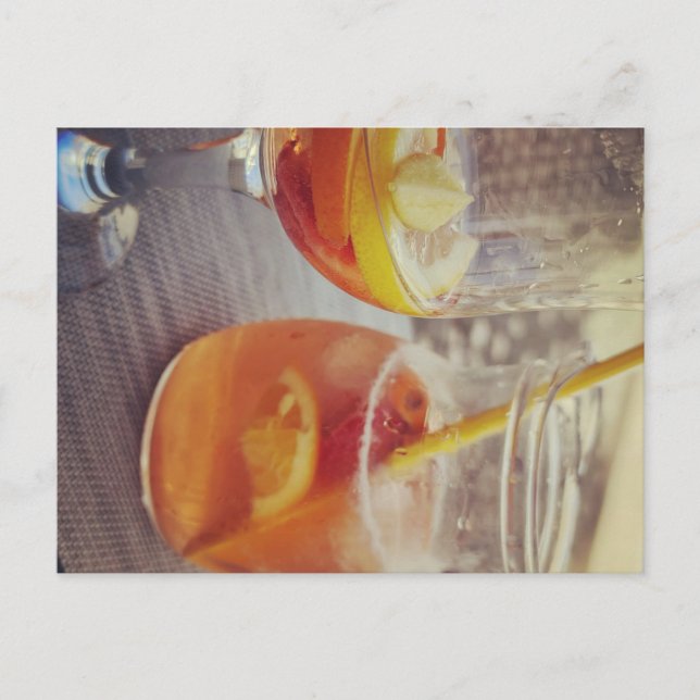Sangria and Sunshine Feiertagspostkarte (Vorderseite)