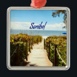 Sanibel Island Florida Beach Ocean Ornament Aus Metall<br><div class="desc">Sanibel Island Florida Beach Blue Sky,  grünes Gras und das saubere Meer.</div>